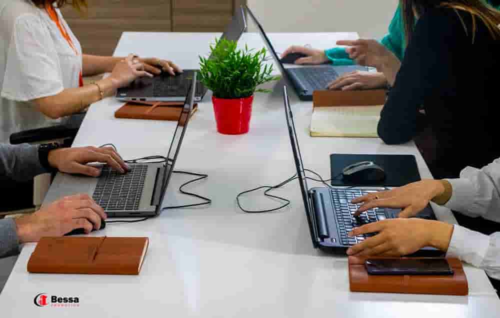 Les collaborateurs de Bessa Promotion en train de travailler autour d’une table 