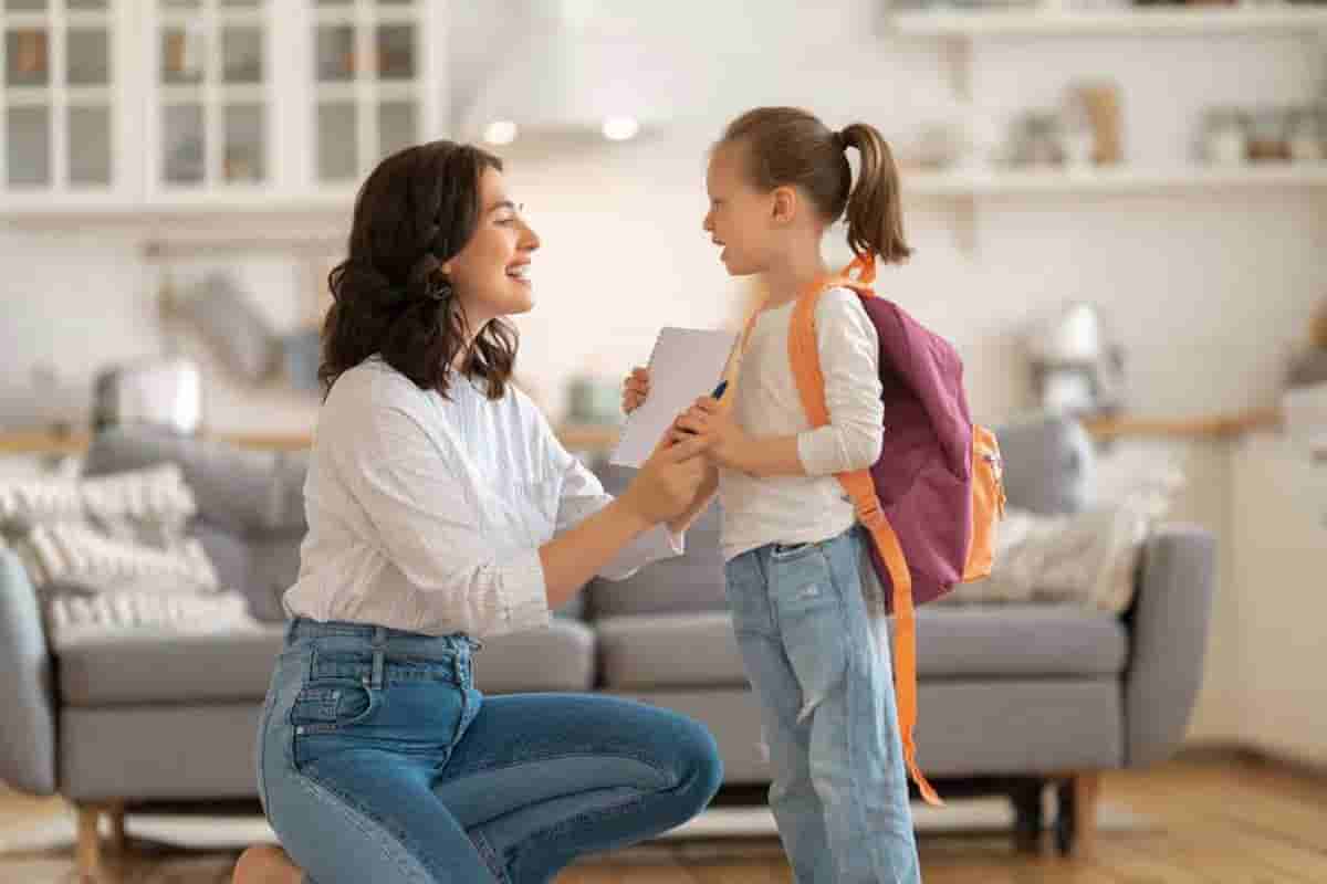 Mère préparant sa fille pour aller à l'école 