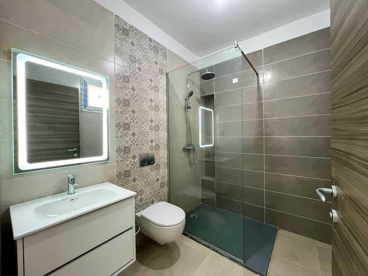 Revêtement de sol & mur achevé
Pose de l'appareillage sanitaire achevée