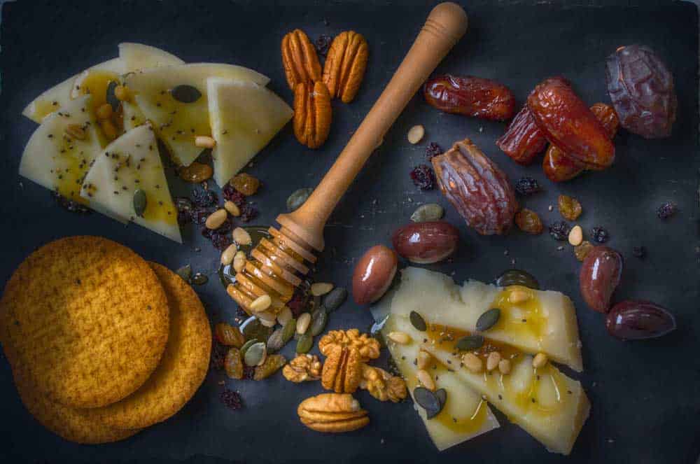 dattes, noix, pastéque, raisins, biscuits