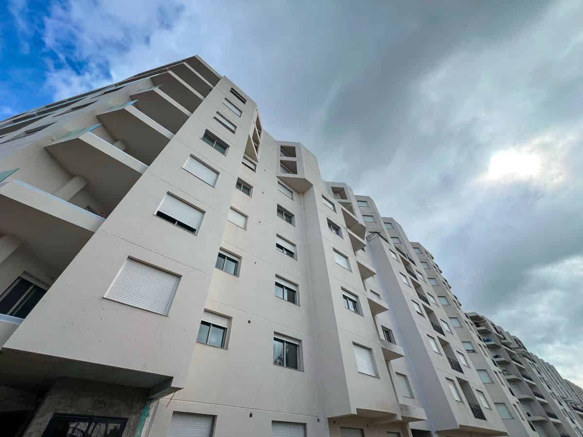 Pose des fenêtre en double vitrage aluminium
Travaux de traitement et de revêtement de la façade en cours