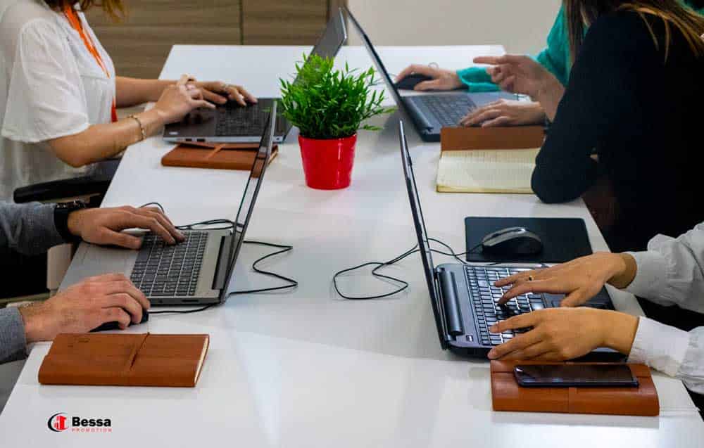 Les collaborateurs de Bessa Promotion en train de travailler autour d’une table 