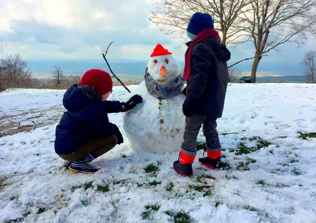Deux enfants et bonhomme de neige