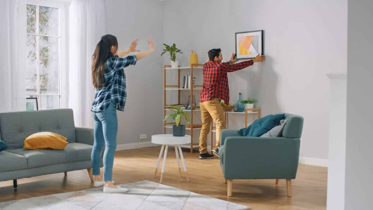 deux personnes qui décorent leur appartement 