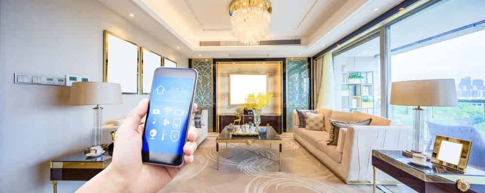 une maison connectée gérée par un smartphone