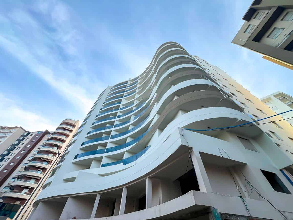 Pose des gardes corps entamée
Façade principale avec vue sur le boulevard de Ouled Fayet Pose des gardes corps entamée
Façade principale avec vue sur le boulevard de Ouled Fayet