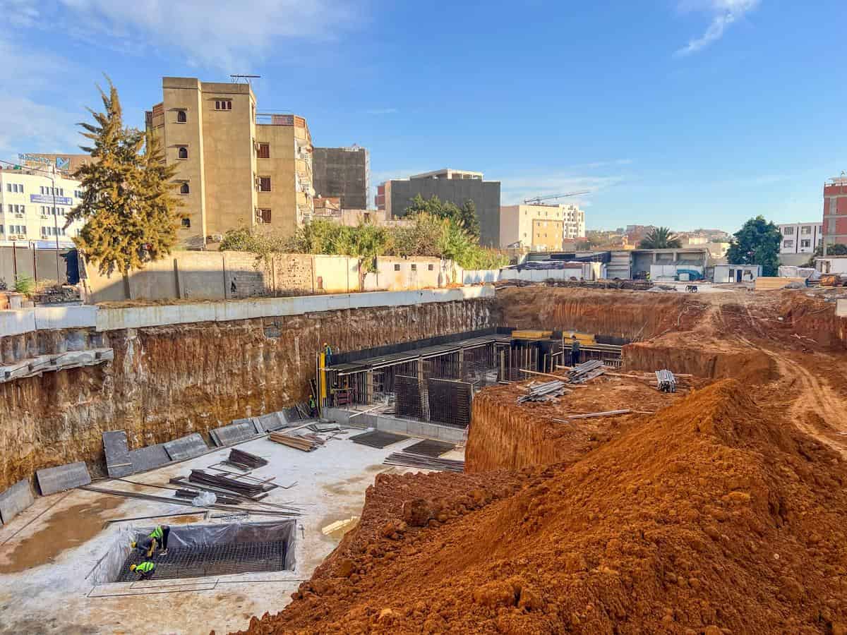 Phase de ferraillage et de préparation du coffrage en attente du coulage de béton Phase de ferraillage et de préparation du coffrage en attente du coulage de béton
