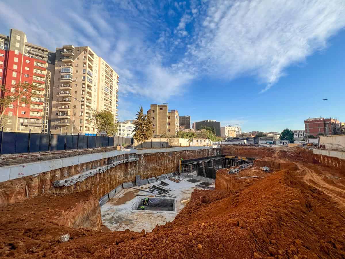Travaux de décapage et d'excavation pour mettre en place les fondations de la Résidence Travaux de décapage et d'excavation pour mettre en place les fondations de la Résidence