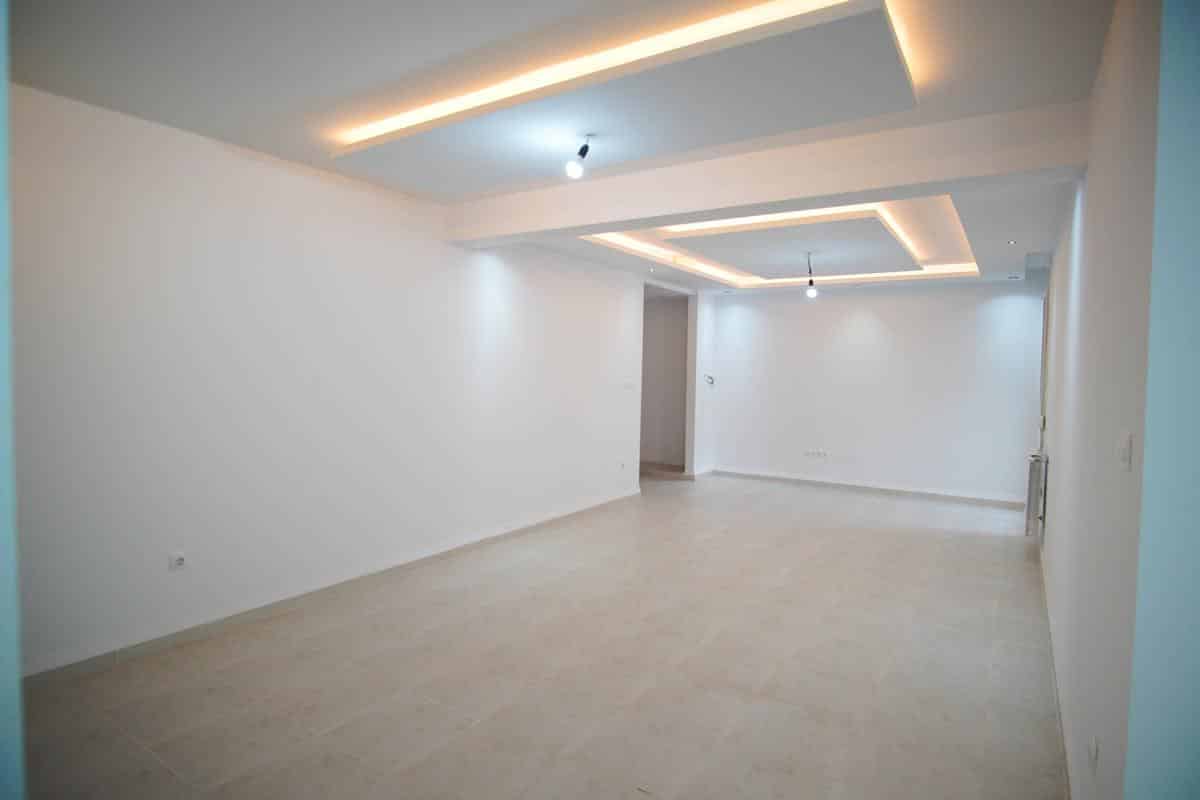 Travaux de finition achevés : revêtement de sol & mur, travaux d'électricité Travaux de finition achevés : revêtement de sol & mur, travaux d'électricité