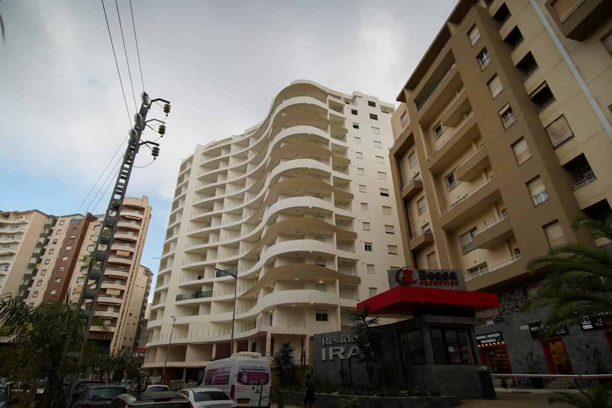 Vue contre-plongée de la Résidence Lunar, façade principale Vue contre-plongée de la Résidence Lunar, façade principale