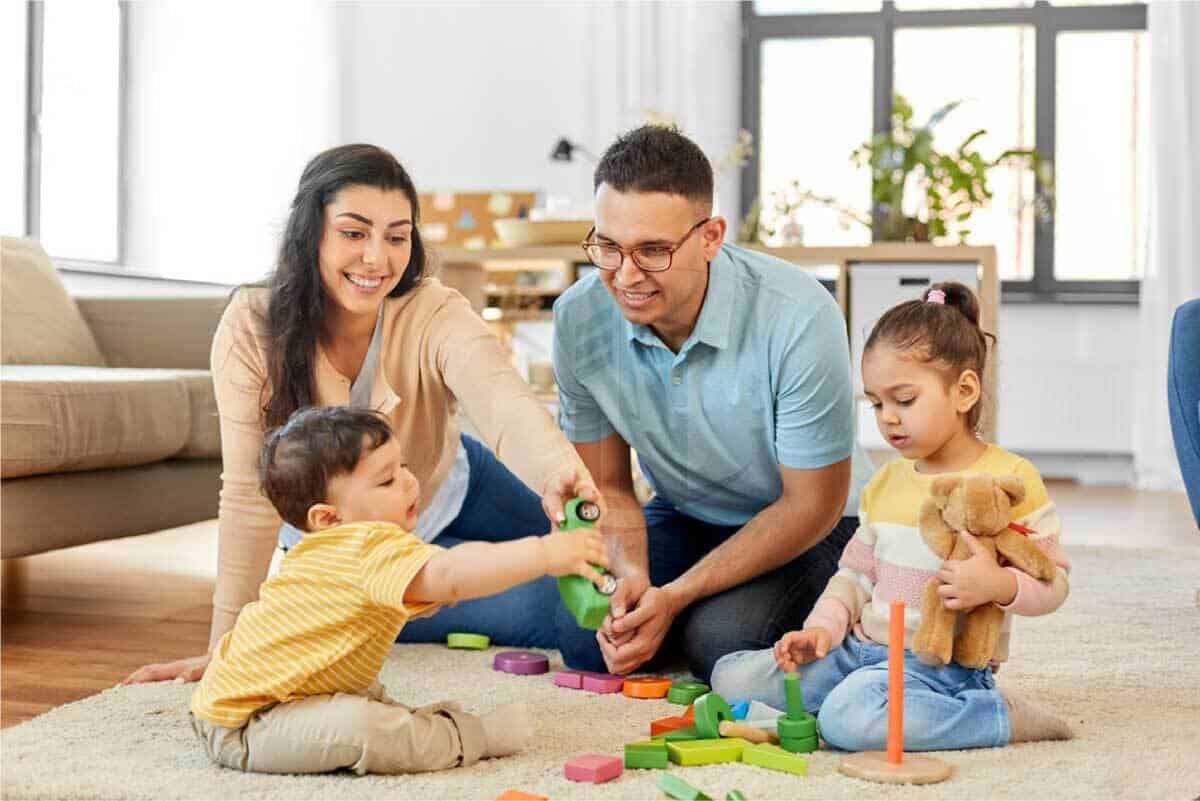 Des parents qui s’amusent avec leurs enfants 